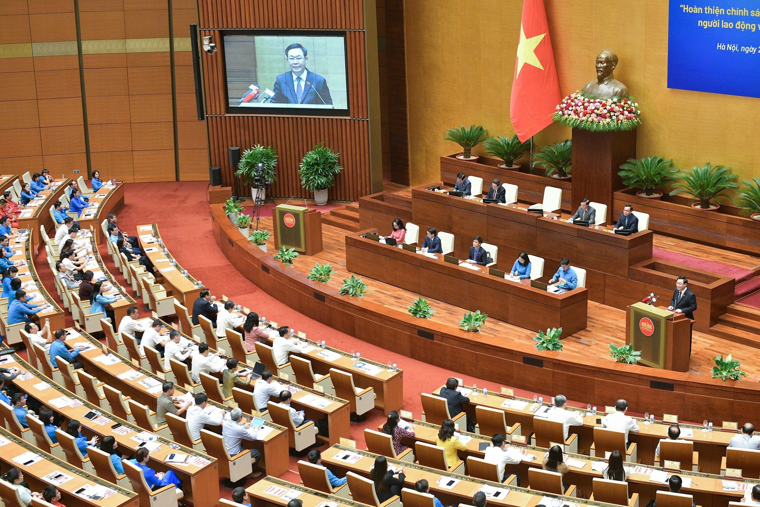 Nữ công nhân không nói lên lời khi đứng trên Hội trường Diên Hồng - 6 Nữ công nhân không nói lên lời khi đứng trên Hội trường Diên Hồng - 6