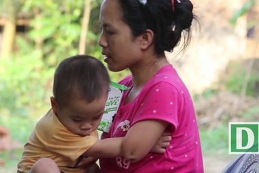 Clip người mẹ cụt tay chăm con bằng chân