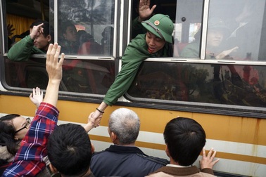 Phút chia tay cảm động tiễn thanh niên lên đường nhập ngũ