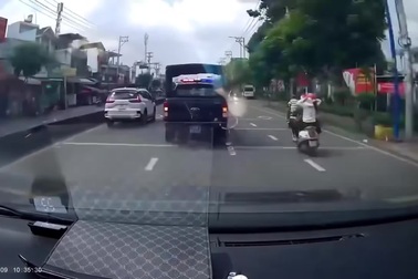 Xe cảnh sát mở đường đưa người đi cấp cứu tại TPHCM