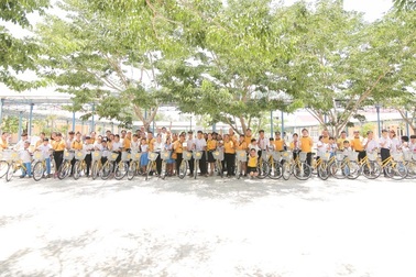 Sun Life Việt Nam tặng 28 xe đạp, 125 xuất quà đến các em học sinh Quảng Nam