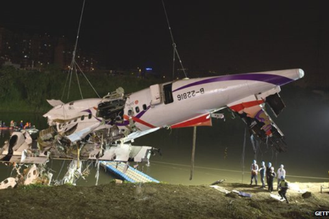 Đài Loan trục vớt thân máy bay từ dưới sông