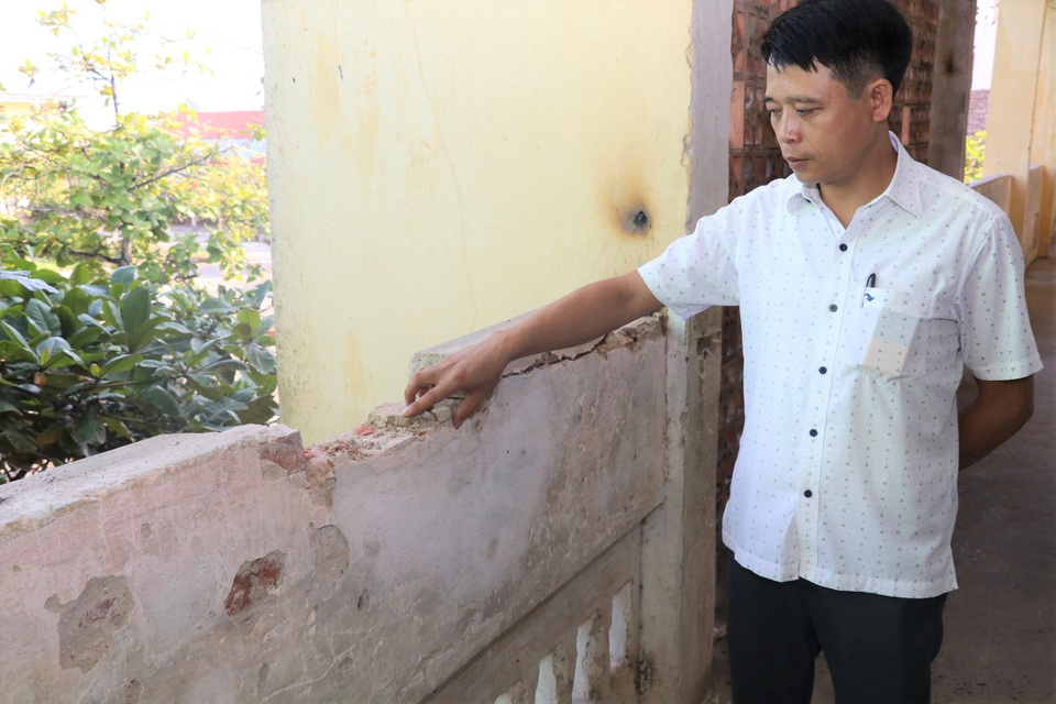 Trường “chờ sập” phải chuyển, phụ huynh vẫn mong con ở lại học lớp ẩm thấp - 6 Trường “chờ sập” phải chuyển, phụ huynh vẫn mong con ở lại học lớp ẩm thấp - 6