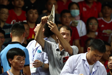 Mảng bê tông rơi trúng cổ động viên trên sân Lạch Tray