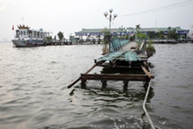 Chùm ảnh: “Chia tay” nhà nổi Hồ Tây