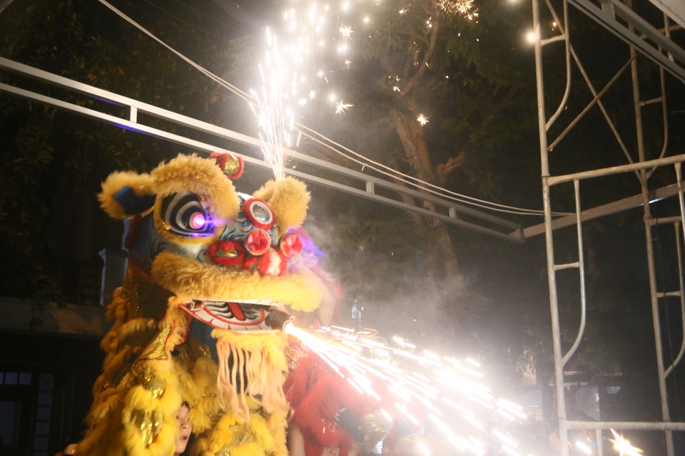 Trẻ em mang khẩu trang, theo bố mẹ ra phố vui Tết Trung thu - 1