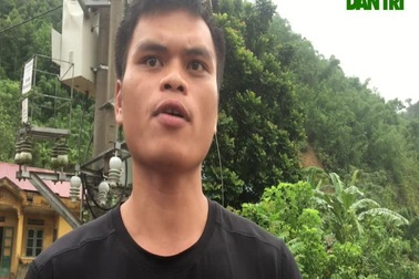 Nam thanh niên cứu người giữa dòng lũ rồi tự mình bơi 70m vào bờ