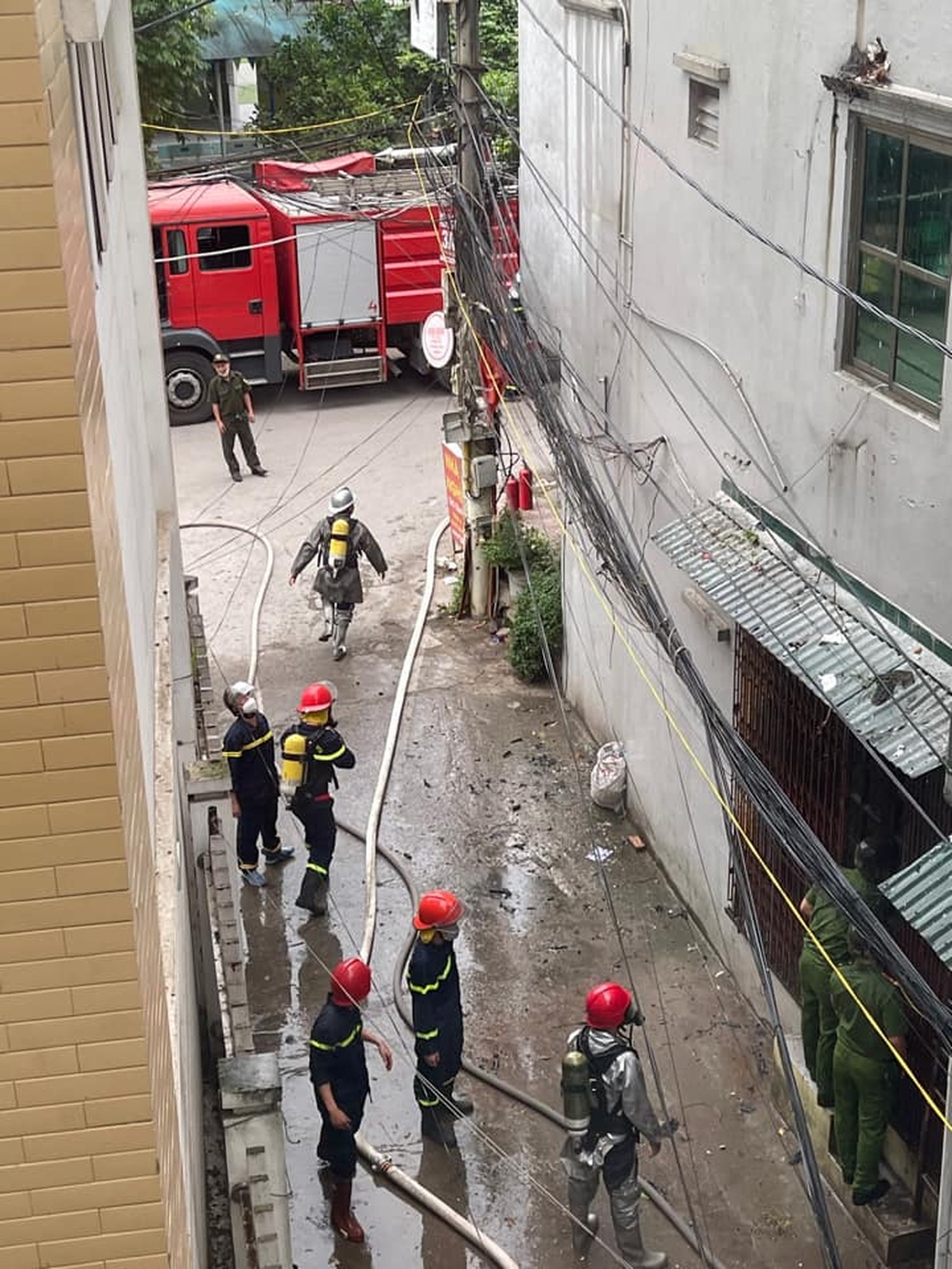 Nhà 5 tầng ở Hà Nội bốc cháy ngùn ngụt - 2 Nhà 5 tầng ở Hà Nội bốc cháy ngùn ngụt - 2