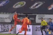 Rợn người với pha kung-fu của tuyển thủ Trung Quốc