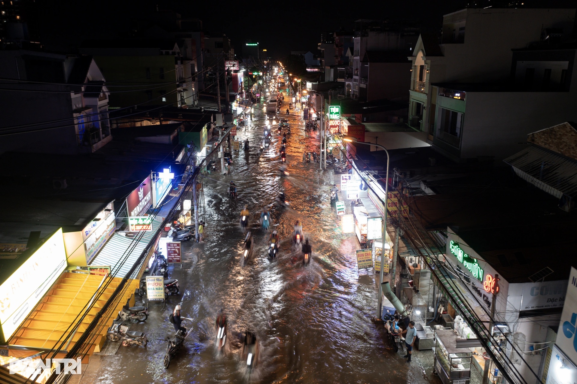 TPHCM chìm trong biển nước do triều cường: Người dân chật vật di chuyển - 1