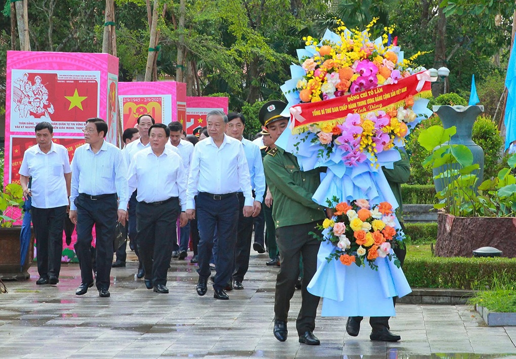 Tổng Bí thư Tô Lâm dâng hương tưởng nhớ Bác Hồ, tri ân Mẹ Việt Nam Anh hùng - 1 Tổng Bí thư Tô Lâm dâng hương tưởng nhớ Bác Hồ, tri ân Mẹ Việt Nam Anh hùng - 1