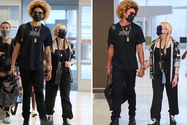 Madonna nắm chặt tay tình trẻ kém 36 tuổi bước đi bên các con gái