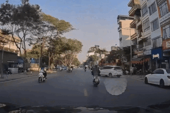 Ô tô quay đầu bất cẩn, đẩy người đi xe máy ngã lăn