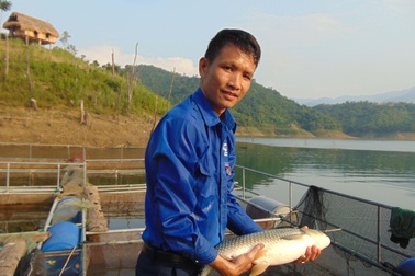 Nghệ An: Bí thư Đoàn xã nuôi cá lồng bè, thu nhập trăm triệu đồng mỗi tháng