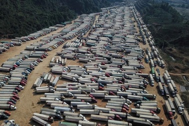 Việt Nam - Trung Quốc trao đổi việc hàng hóa tê liệt ở cửa khẩu biên giới