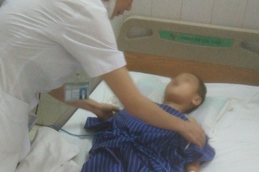 Say rượu, bố đẻ chém con trai 7 tuổi nhiều nhát