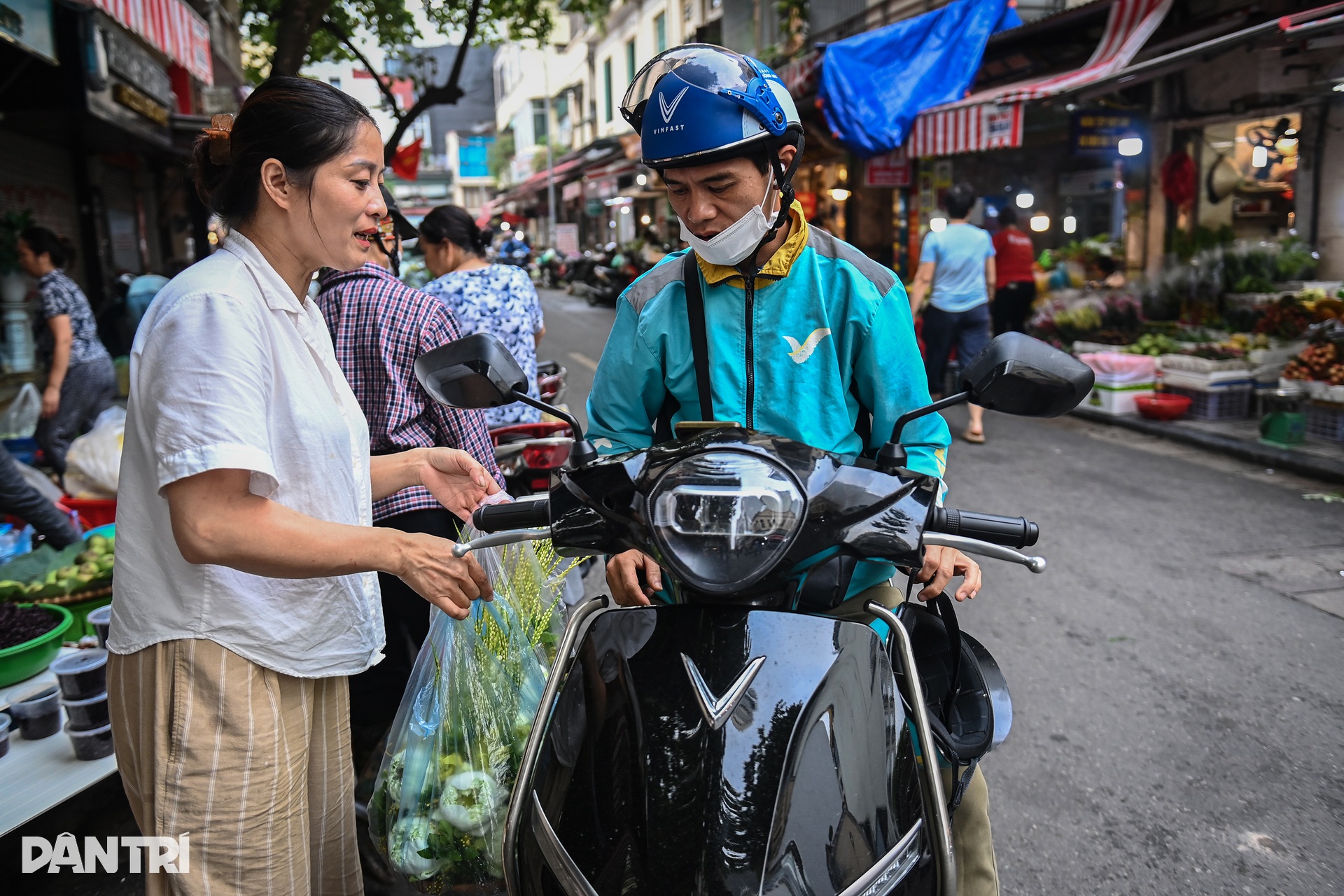 Chợ Tết Đoan Ngọ thưa người, shipper giao đồ cúng bở hơi tai - 10 Chợ Tết Đoan Ngọ thưa người, shipper giao đồ cúng bở hơi tai - 10