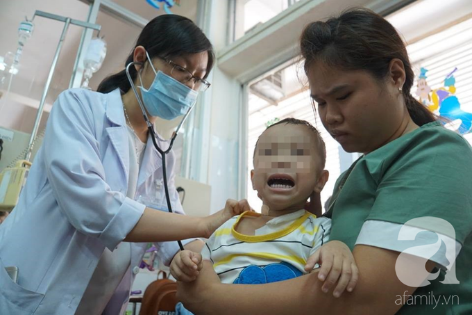 Bé trai 11 tháng tuổi thủng thực quản suýt chết bởi chính món đồ chơi quen thuộc bà mẹ nào cũng dùng để dỗ con - Ảnh 4.