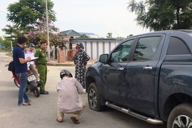 Bỏ lại siêu xe để tháo chạy khỏi công an