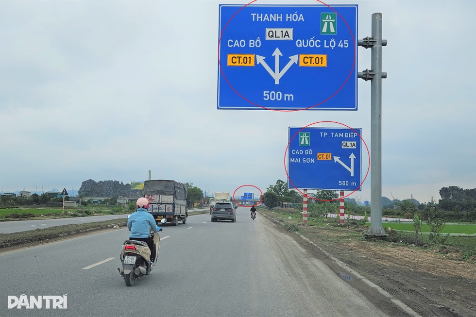 Chi chít biển báo tại nút giao quốc lộ 1 với cao tốc Bắc - Nam - 2 Chi chít biển báo tại nút giao quốc lộ 1 với cao tốc Bắc - Nam - 2