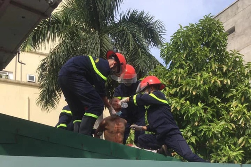 Người đàn ông tự gây thương tích rồi đòi nhảy lầu bệnh viện tự vẫn - 1 Người đàn ông tự gây thương tích rồi đòi nhảy lầu bệnh viện tự vẫn - 1