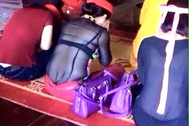 Mặc hở hang vào chùa: Tẩy chay, phạt nặng hay hỗ trợ khăn choàng?