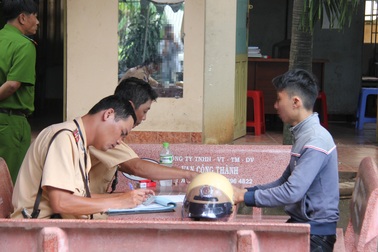 Trung uý  CSGT tóm gọn tên cướp doạ có… HIV