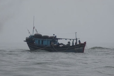 Tàu cá cùng 9 ngư dân gặp nạn ngoài biển