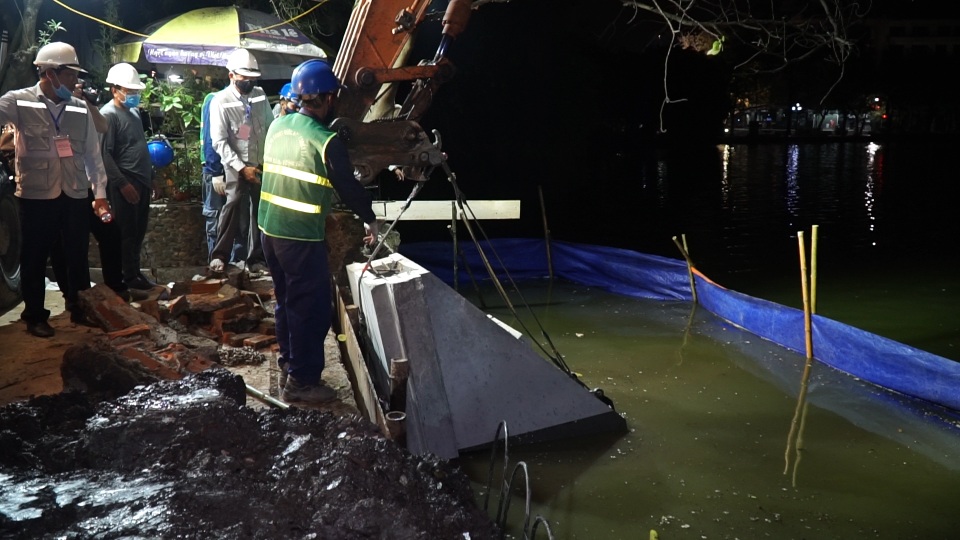 Hàng chục công nhân trắng đêm thi công 40m bờ kè hồ Gươm chống sạt lở - 1 Hàng chục công nhân trắng đêm thi công 40m bờ kè hồ Gươm chống sạt lở - 1