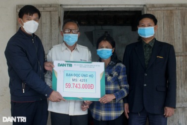 Gần 60 triệu đồng tiếp tục đến với người cha mù chăm con gái tâm thần