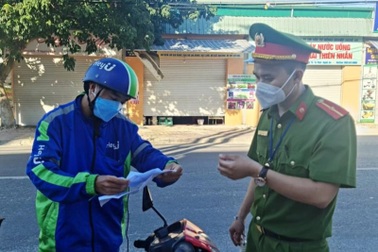 Thành phố Vinh cấm shipper, không dùng thẻ đi chợ vào siêu thị