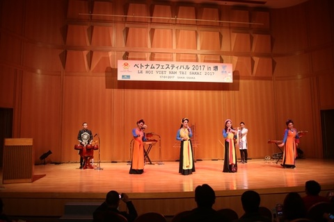 Người Việt thưởng thức chương trình nghệ thuật dân tộc giữa xứ sở anh đào