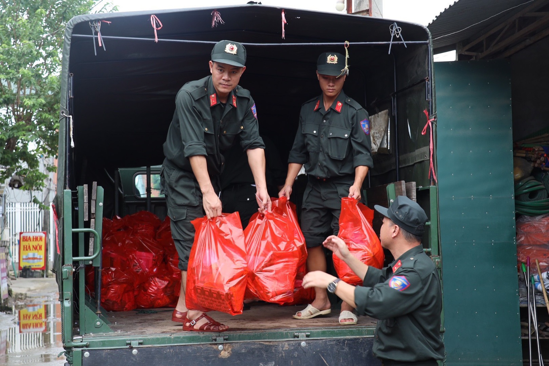 Cảnh sát cơ động trao quà hỗ trợ người dân vùng ngập ở Hà Nội - 10 Cảnh sát cơ động trao quà hỗ trợ người dân vùng ngập ở Hà Nội - 10
