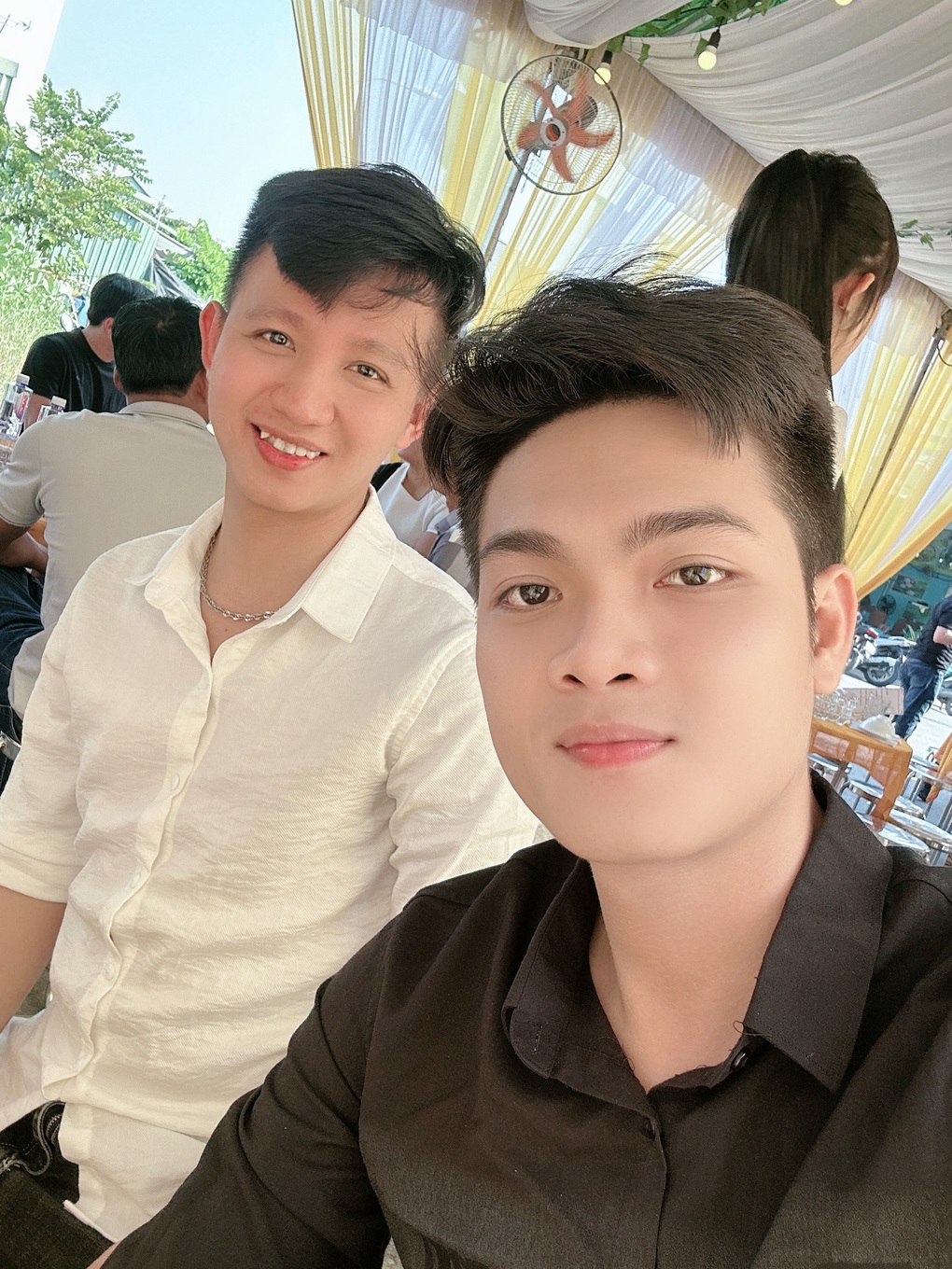 Đám cưới đồng tính: Cô dâu miền Tây khoe kim cương đầy tay - 5 Đám cưới đồng tính: Cô dâu miền Tây khoe kim cương đầy tay - 5