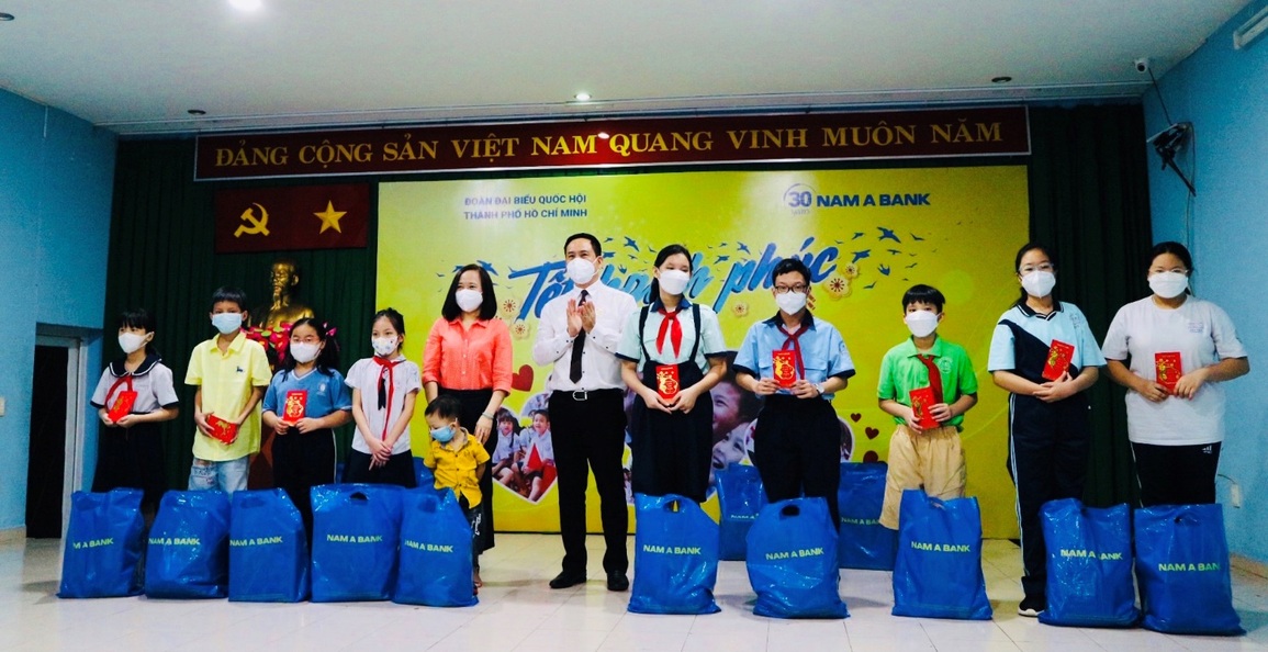 Nam A Bank mang tết đến những mảnh đời khó khăn - 4 Nam A Bank mang tết đến những mảnh đời khó khăn - 4