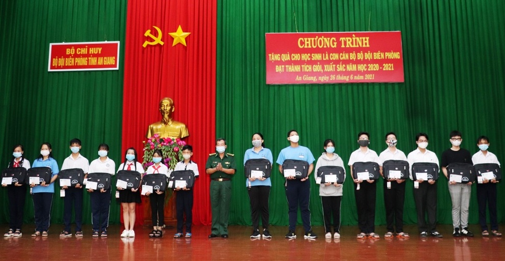 Khen thưởng 202 học sinh có thành tích xuất sắc năm học 2020-2021 - 2 Khen thưởng 202 học sinh có thành tích xuất sắc năm học 2020-2021 - 2