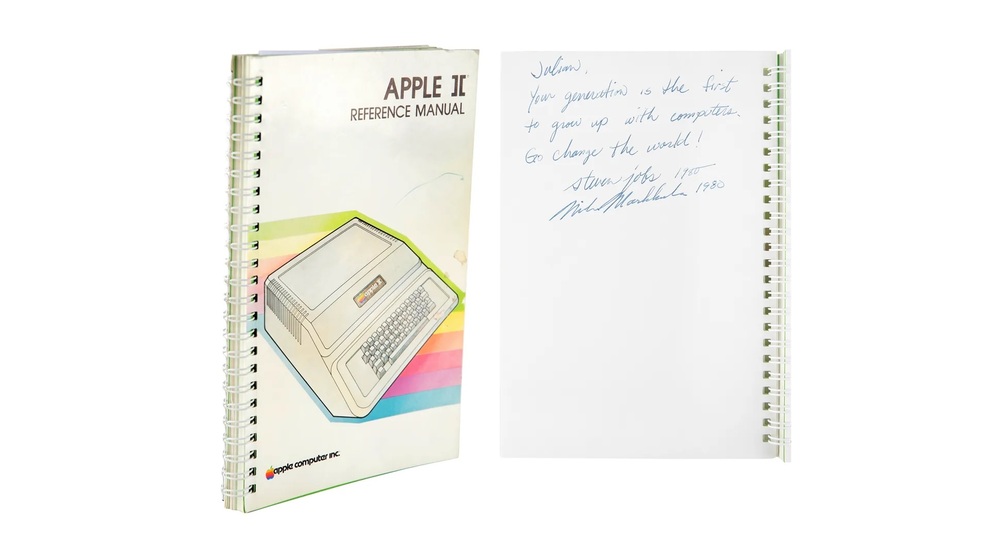 Sổ tay hướng dẫn sử dụng máy tính Apple II được bán với giá hơn 780.000 USD - 1 Sổ tay hướng dẫn sử dụng máy tính Apple II được bán với giá hơn 780.000 USD - 1