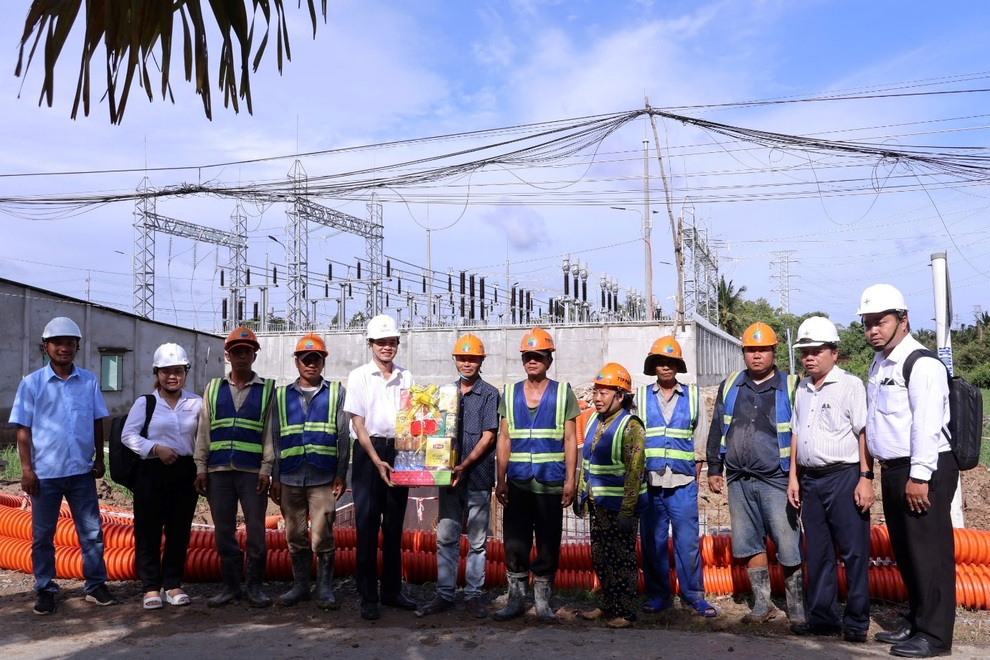 Ngành điện miền Nam xuyên lễ trên những công trình lưới điện - 3 Ngành điện miền Nam xuyên lễ trên những công trình lưới điện - 3