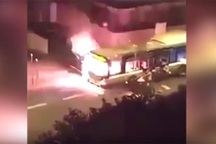 Sốc với cảnh xe buýt bị chặn đường, đốt phá giữa thủ đô Paris