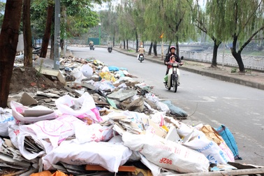 Hà Nội: Đường ven sông... ngập rác!