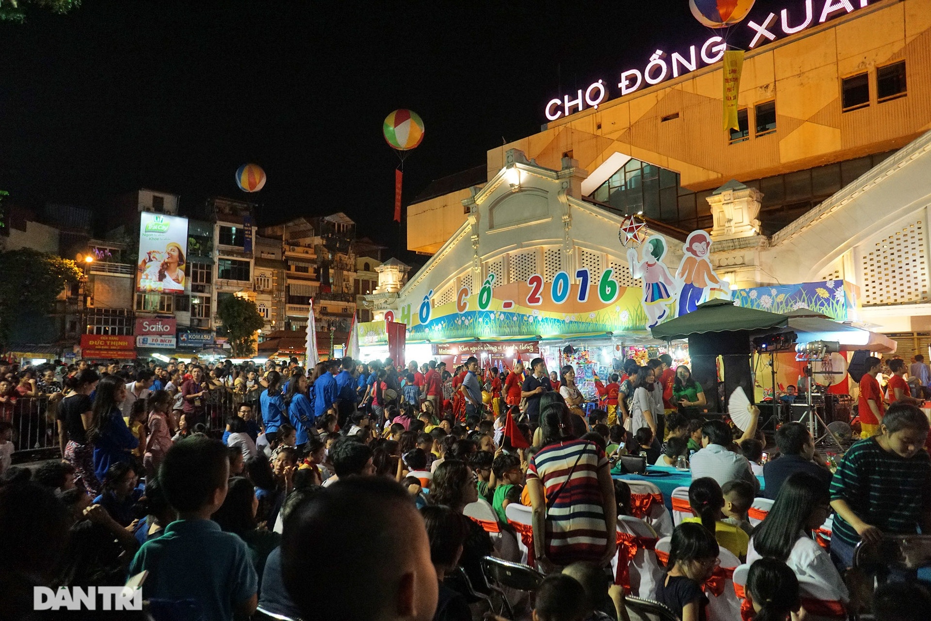 So sánh: Hình ảnh chợ trung thu vắng lặng khác biệt cảnh đông đúc mọi năm - 15