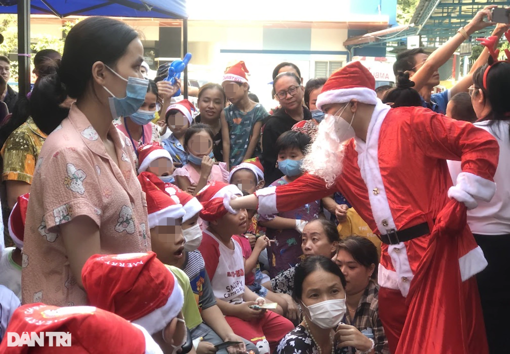 Bé gái bị bệnh thận từ bào thai, đón Noel đầu đời trong viện trước ngày mổ - 2 Bé gái bị bệnh thận từ bào thai, đón Noel đầu đời trong viện trước ngày mổ - 2