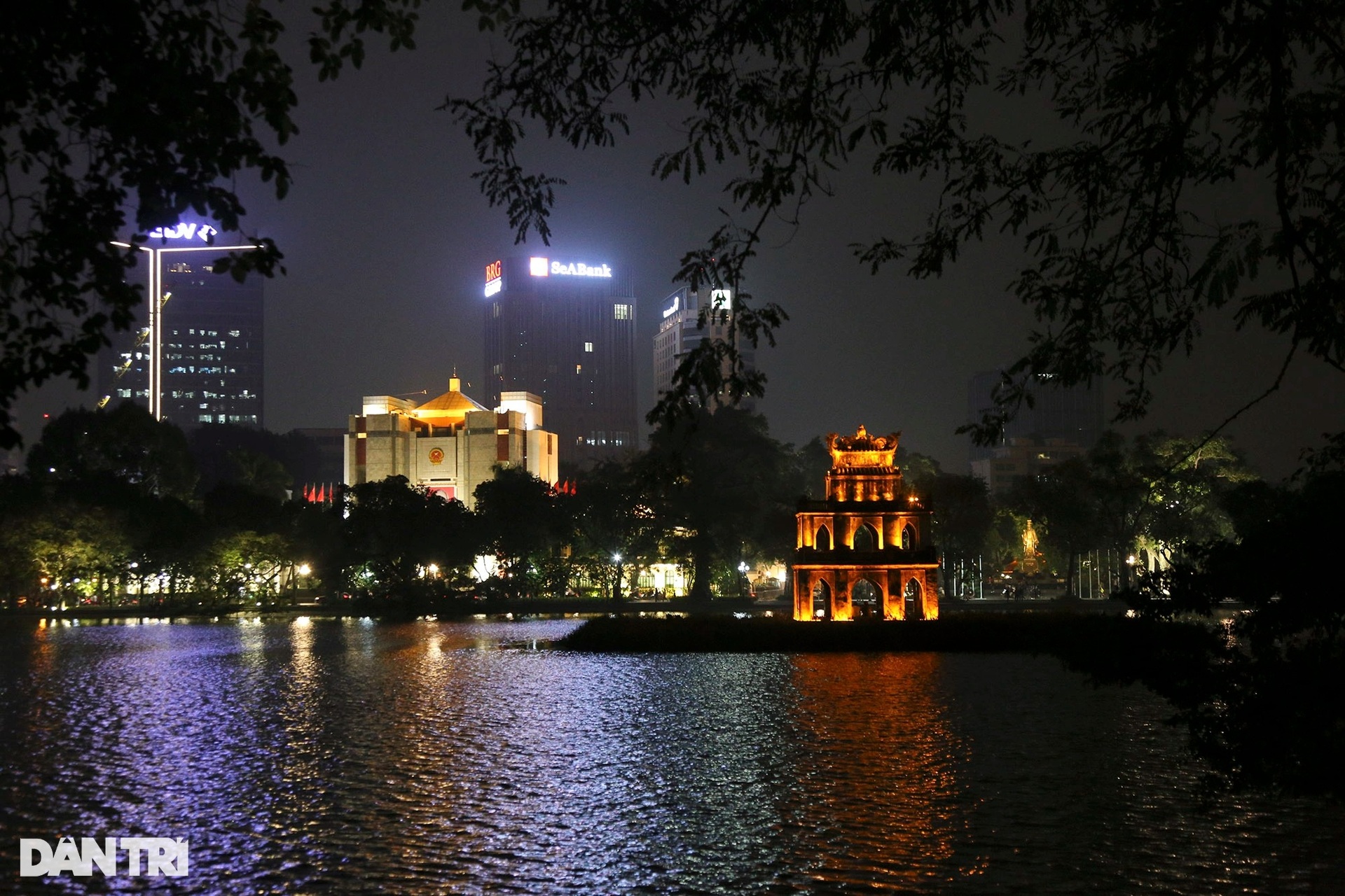 Hồ Gươm tắt đèn tưởng niệm nạn nhân tử vong trong đại dịch Covid-19 - 1