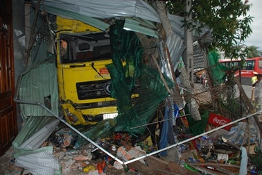 Đang ngủ trong nhà, 2 mẹ con bị xe container tông chết