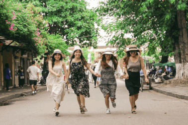 Thanh xuân tươi đẹp của hội bạn gái từng… ghét nhau từ cái nhìn đầu tiên