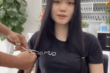 Những thiếu nữ cắt tóc tặng bệnh nhân ung thư