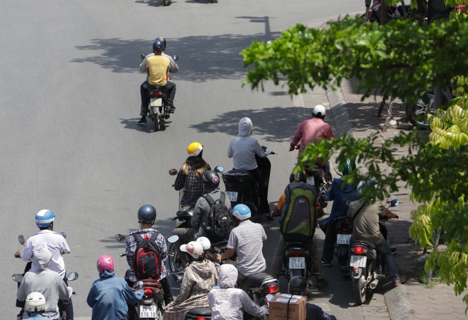 Nắng nóng làm cho cuộc mưu sinh của người lao động nhọc nhằn  - Ảnh 2.