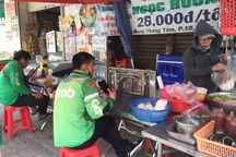 TPHCM: Tiệm cắt tóc, sửa xe, ăn uống “hốt bạc” ngày đầu mở cửa trở lại