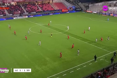 Trọng tài mắc sai lầm vô cùng khó hiểu, CĐV thốt lên ngán ngẩm