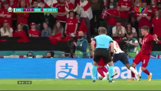Tình huống Sterling ngã trong vòng cấm của đội tuyển Đan Mạch